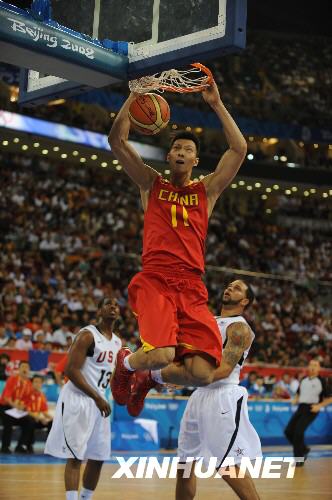 Yi Jianlian (middle) of China scores during the match China VS US in men's preliminary round group B of the Beijing 2008 Olympic Games Basketball event in Beijing, China, Aug 10, 2008.[Xinhua]
