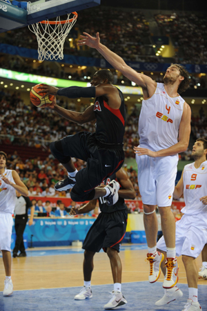 Dwyane Wade of the United States jumps to shoot during the match US vs Spain in men's preliminary round group B of the Beijing 2008 Olympic Games Basketball event in Beijing, China, Aug. 16, 2008. The US beat Spain 119-82. [Li Jundong/ Xinhua] 