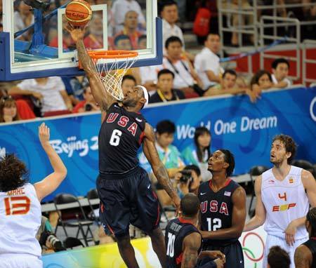 Lebron James of the United States shoots during the match US vs Spain in men's preliminary round group B of the Beijing 2008 Olympic Games Basketball event in Beijing, China, Aug. 16, 2008. The US beat Spain 119-82. [Li Gang/Xinhua] 