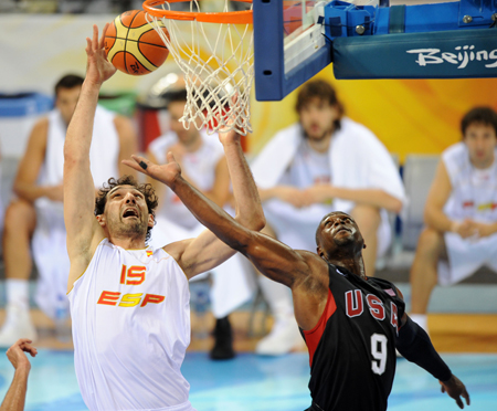 Dwyane Wade (R) of the United States blocks under the basket during the match US vs Spain in men's preliminary round group B of the Beijing 2008 Olympic Games Basketball event in Beijing, China, Aug. 16, 2008. The US beat Spain 119-82. [Li Gang/Xinhua]