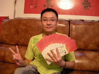 A common Beijing folk has become the most admired people in his neighborhood. Ye Jiating has gotten 44 tickets out of 100 online applications for Olympic competitions. The man arguably holds the most tickets in the country.