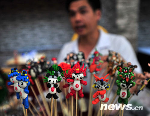 This photo taken on August 17, 2008 shows dough figurines in the shape of five mascots of the Beijing Olympics created by artists at Baigongfang, a museum of traditional Chinese handicrafts in Beijing. [Photo: news.cn]