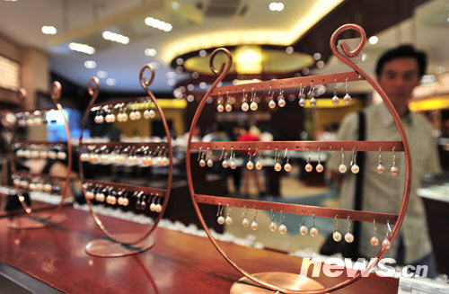 This photo taken on August 17, 2008 shows exquisite jewelry on sale at Baigongfang, a museum of traditional Chinese handicrafts in Beijing. [Photo: news.cn] 