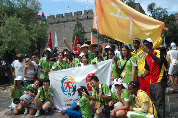 Members of 2008 Beijing Olympic Youth Camp pose for photo at the foot of the Great Wall August 18. 