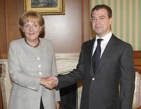 Russia's President Dmitry Medvedev (R) and German Chancellor Angela Merkel meet for talks at the presidential residence at the Black Sea resort of Sochi, August 15, 2008. (Xinhua/Reuters Photo)