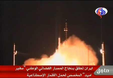 An image grab from the Arabic-language Iranian TV station Al-Alam shows the launching into space of Iran's Safir Omid rocket, which is capable of carrying a satellite into orbit, an undisclosed location in the Islamic republic. (Xinhua/AFP Photo)
