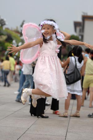 Five-year-old girl Zhang Luxi poses for photo at Tiananmen Square in Beijing, capital of China, August 17, 2008. Beijing witnessed a cool weather Sunday, drawing many citizens and tourists to the square. [Xinhua]