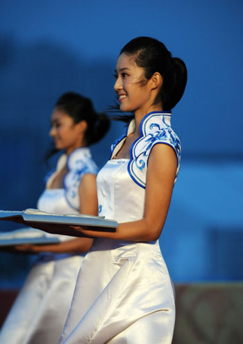 Victory ceremony hostesses are ready for another ceremony in Qingdao, Shandong Province August 17, 2008. [Xinhua]