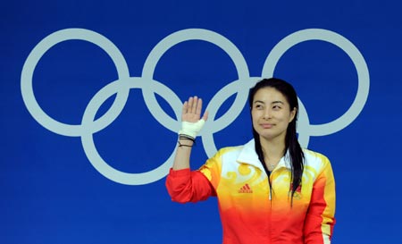 Chinese diver Guo Jingjing waves to spactators during the awarding ceremony of women&apos;s 3m springboard at the Beijing 2008 Olympic Games in the National Aquatics Center, also known as the Water Cube in Beijing, China, Aug. 17, 2008. Guo won the gold medal in the event with a score of 415.35 points