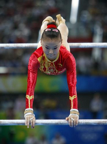 Chinese gymnast He kexin claimed the women's uneven bars title with 16.725 points at the Beijing Olympics on Monday.