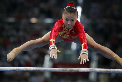 Chinese gymnast He kexin claimed the women's uneven bars title with 16.725 points at the Beijing Olympics on Monday.
