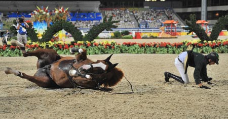 Brazilian rider Pedro Veniss falls from his horse Un Blanc De Blancs during the jumping individual 2nd qualifier and jumping team round 1 of the Beijing 2008 Olympic Games equestrian events in the Olympic co-host city of Hong Kong, south China, Aug 17, 2008. Pedro was eliminated from the competition after he fell off his horse. 