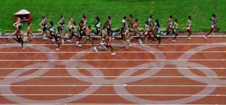 Athletes compete in men's 10000m final at the National Stadium, also known as the Bird's Nest, during Beijing 2008 Olympic Games in Beijing, China, Aug. 17, 2008. Kenenisa Bekele of Ethiopia claimed the title of the event with a time of 27 mins 01.17 secs. (Xinhua/Liu Dawei) 