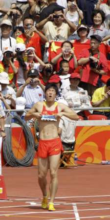 Liu Xiang quits men&apos;s 110m hurdles on August 18, 2008 at Beijing Olympic Games. 