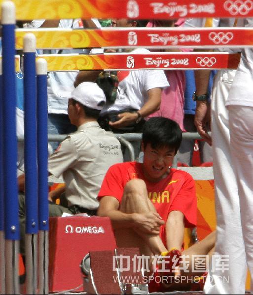 Liu Xiang quits men&apos;s 110m hurdles on August 18, 2008 at Beijing Olympic Games. 