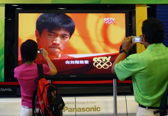 Liu Xiang quits men's 110m hurdles on August 18, 2008 at Beijing Olympic Games. 