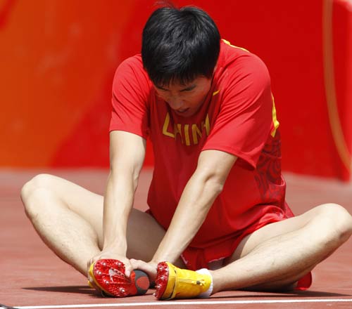 Liu Xiang quits men&apos;s 110m hurdles on August 18, 2008 at Beijing Olympic Games. 