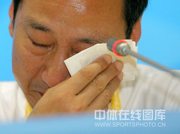 Liu Xiang quits men's 110m hurdles on August 18, 2008 at Beijing Olympic Games. Sina.com