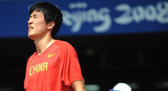 Liu Xiang quits men&apos;s 110m hurdles on August 18, 2008 at Beijing Olympic Games. Sina.com
