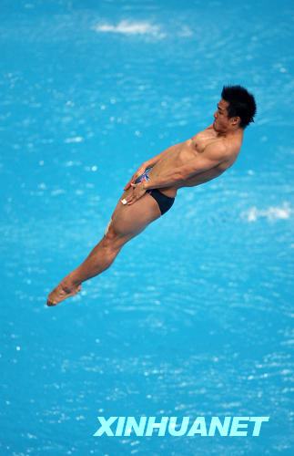 China's He Chong wins men's 3m springboard diving gold medal. [Xinhua] 