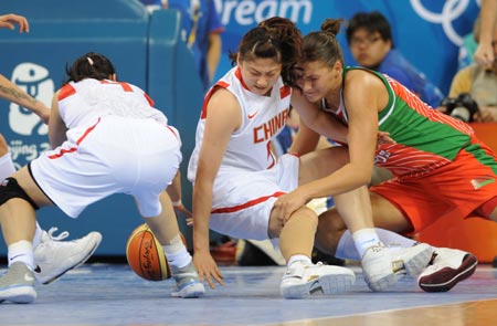 Players fight for the ball during the match China VS Belarus in women's quartefinal of the Beijing 2008 Olympic Games Basketball event in Beijing, China, Aug. 19, 2008. China beat Belarus 77-62 and qualified the next round. 