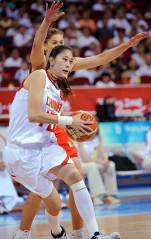 Sui Feifei (L) of China dribbles during the match China VS Belarus in women's quartefinal of the Beijing 2008 Olympic Games Basketball event in Beijing, China, Aug. 19, 2008. China beat Belarus 77-62 and qualified the next round. 