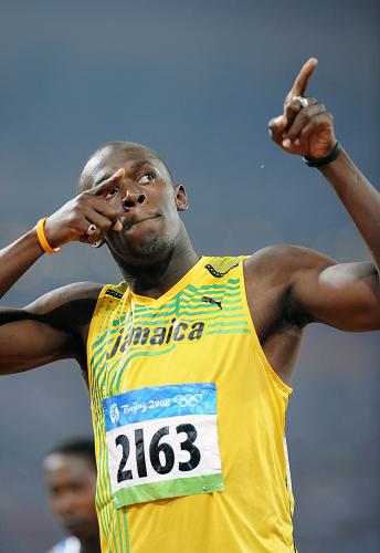 Olympic champion Usain Bolt effortlessly went through the men's 200m semifinals on Tuesday evening at the Beijing Olympic Games. [Xinhua] 