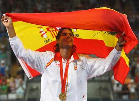 Rafael Nadal of Spain holds the national flag of Spain at the awarding ceremony of the men's singles gold medal match of Beijing Olympic Games tennis event against Fernando Gonzalez of Chile in Beijing, China, Aug. 17, 2008. Nadal won the match 3-0 and claimed the title in this event. [Xinhua]
