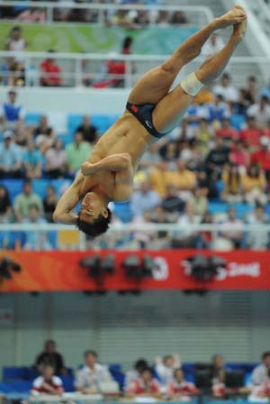 He Chong of China competes in Men's 3m Springboard Semifinal of Beijing 2008 Olympic Games diving event at National Aquastics Center in Beijing, China, Aug. 19, 2008. He Chong is qualified to the final with 547.25 points. [Xinhua]