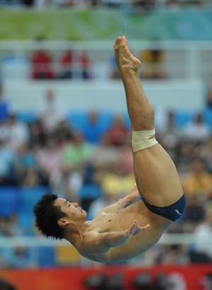 He Chong of China competes in Men's 3m Springboard Semifinal of Beijing 2008 Olympic Games diving event at National Aquastics Center in Beijing, China, Aug. 19, 2008.[Xinhua]