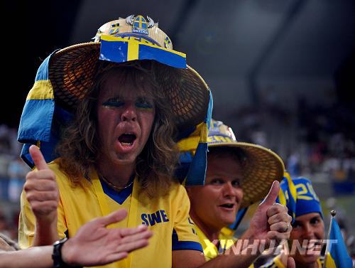 Sweden fans wearing straw hats decorated with Swedish flags cheer for their side, but Switzerland beat Sweden in the final of the Men's tennis doubles on August 16. [Wang Yuguo/Xinhua] 