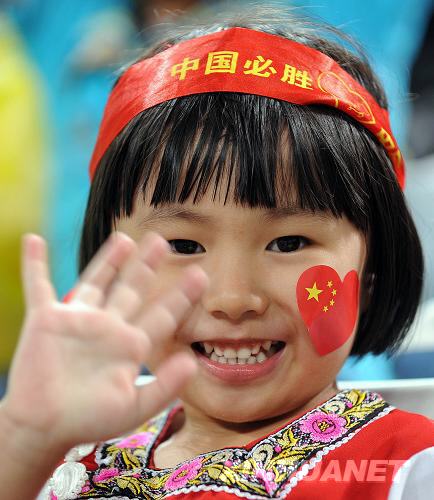 A little girl from Yunnan Province wears a hair band with the slogan 'China can’t fail'. She was watching a tennis match on August 14. [Zou Zheng/Xinhua]