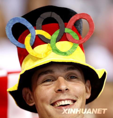 A German fan wears a top hat decorated with Olympic rings. Germany beat Egypt 25-23 in their Men's handball preliminary contest on August 14. [Cai Yang/Xinhua]