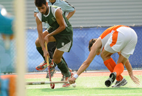 TRehan Butt (L) of Pakistan vies for the ball.[Xinhua]