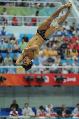 Chinese world champion He Chong continued his supremacy in men's 3m springboard semifinals at Beijing Olympics on Tuesday morning.