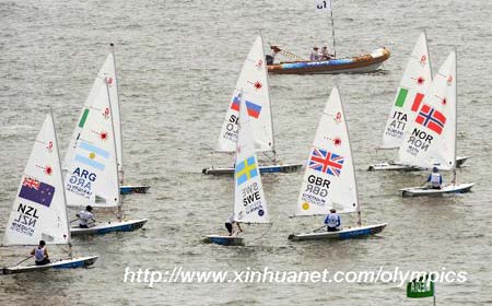 Sailors compete in the laser medal race of the Beijing Olympic Games sailing event in Olympic co-host city Qingdao, east China's Shandong Province, Aug. 19, 2008. Paul Goodison of Great Britain claimed the title in this event. [Song Zhenping/Xinhua]