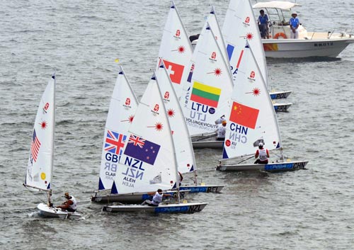 Anna Tunnicliffe (1st L) competes in the Laser Radial final at the Olympic Sailing Regatta on August 19, 2008. [Xinhua] 