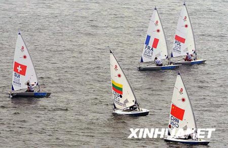Sailors compete in the laser radial medal race of the Beijing Olympic Games sailing event in Olympic co-host city Qingdao, east China's Shandong Province, Aug. 19, 2008. Anna Tunnicliffe from the United States claimed the title in this event. [Xinhua]