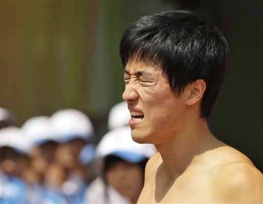 Liu Xiang quits men&apos;s 110m hurdles on August 18, 2008 at Beijing Olympic Games. Sina.com