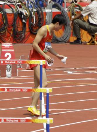 Liu Xiang quits men&apos;s 110m hurdles on August 18, 2008 at Beijing Olympic Games. 