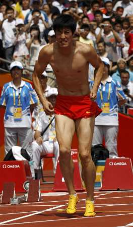 Liu Xiang quits men&apos;s 110m hurdles on August 18, 2008 at Beijing Olympic Games. 