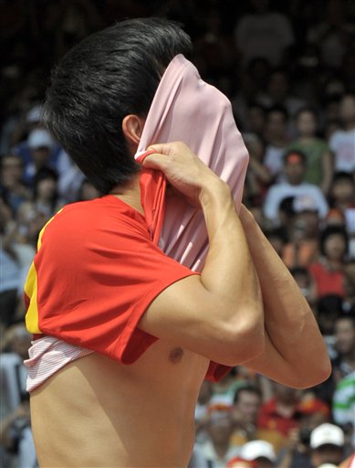 Liu Xiang quits men&apos;s 110m hurdles on August 18, 2008 at Beijing Olympic Games. 