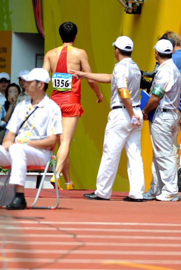 Liu Xiang quits men&apos;s 110m hurdles on August 18, 2008 at Beijing Olympic Games. 