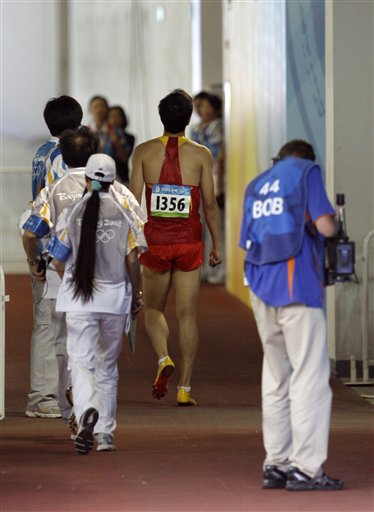 Liu Xiang quits men&apos;s 110m hurdles on August 18, 2008 at Beijing Olympic Games. 