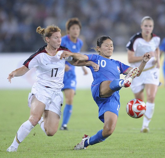 Defending champions the United States thrashed underdog Japan 4-2 in the semifinals on Monday to set up a final with Brazil at the women's soccer tournament of Beijing Olympic Games. [Xinhua]