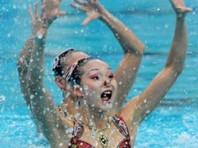 Synchronised swimming starts