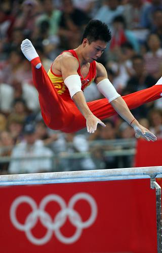 Li Xiaopeng won the gold medal of parallel bars. [Xinhua]