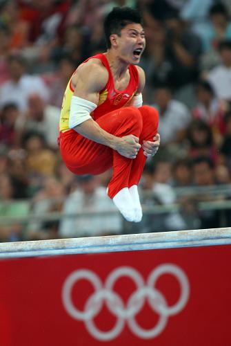 Li Xiaopeng won the gold medal of parallel bars. [Xinhua]