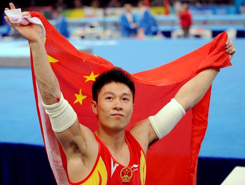 Li Xiaopeng won the gold medal of parallel bars. [Xinhua] 