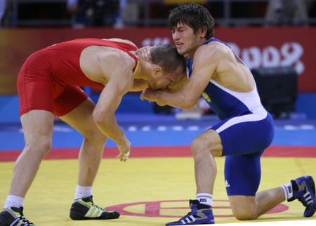 Vasvl Fedoryshyn of Ukraine (in red) wrestles with Mavlet Batirov of Russia during the men's freestyle 60kg gold medal match at the Beijing 2008 Olympic Games wrestling event in Beijing, China, Aug. 19, 2008. Mavlet Batirov of Russia won the bout and got the gold medal.[Xinhua]